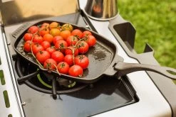 Napoleon Gusseiserne Pfanne Mit Holz Untersetzer - Auslaufartikel -Günstiges Grill Geschäft 56008 Napoleon Gusseiserne Pfanne