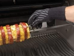 Napoleon BBQ Grillhandschuh Aramid Mit Silikon (1 Stück) -Günstiges Grill Geschäft 62145 grilling gloves in use napoleon grills 1