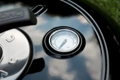 CADAC Camping Gasgrill Carri Chef 50 / BBQ Plancha + Dome - 30 Mbar 10 CADAC Camping Gasgrill Carri Chef 50 / BBQ Plancha + Dome - 30 Mbar -Günstiges Grill Geschäft CADAC Carri Chef Deckel Thermometer 1