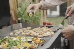 COZZE Plancha 600 / Plancha Grill Mit 2 Gusseisen Grillplatten -Günstiges Grill Geschäft COZZE Plancha 600 Lifestyle Grillgut