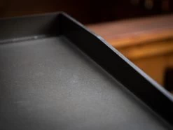 Grillfürst Plancha Grill - 2 Brenner Mit Insgesamt 7 KW Und Edelstahl Plancha - Inkl. 2 Stk. Plancha Spatel Und Grillzange -Günstiges Grill Geschäft Grillfuerst Plancha Grill Materialstaerke 5 mm