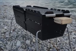 Knister Grill Original - Ausziehbarer Holzkohle Kompaktgrill -Günstiges Grill Geschäft Knister Grill Beine auf Steinen
