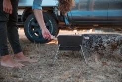 Knister Grill Small - Holzkohle Kompaktgrill -Günstiges Grill Geschäft Knister Grill Campinggrill Beine Wiese