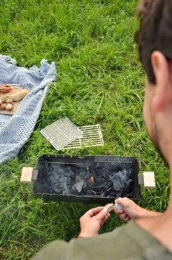 Knister Grill Original - Ausziehbarer Holzkohle Kompaktgrill -Günstiges Grill Geschäft Knister auf der Wiese
