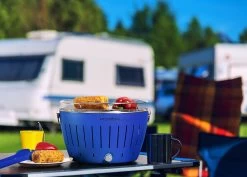 LotusGrill Classic - Holzkohle Tischgrill - Tiefblau Inkl. Tasche -Günstiges Grill Geschäft LotusGrill Ambiente Campingplatz