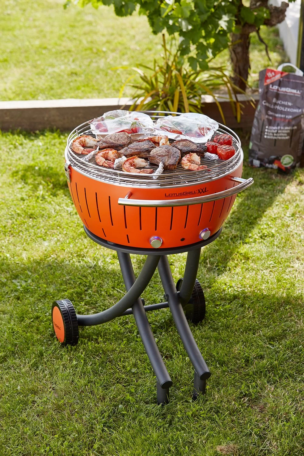 LotusGrill XXL - Holzkohle Grillstation - Mandarineorange 3 LotusGrill XXL - Holzkohle Grillstation - Mandarineorange