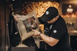 Moesta Pelletgrill Sheriff Inklusive Bambus Ablagebrett - Modell 2023 19 Moesta Pelletgrill Sheriff Inklusive Bambus Ablagebrett - Modell 2023 -Günstiges Grill Geschäft Moesta Sheriff Pelletgrill pellets einfuellen 10593