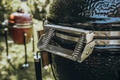 Monolith Grill CLASSIC BBQ GURU - PRO-Serie 2.0 Schwarz - MIT Gestell Und Seitentischen - Inkl. DigiQ Controller Set -Günstiges Grill Geschäft Monolith Classic Deckelscharnier