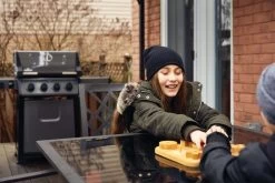 Napoleon Freestyle 425 Gasgrill, Graphit - Mit Sizzle Zone - X-DEAL Inkl. Grillplatte Und Plancha Tool-Set 38 Napoleon Freestyle 425 Gasgrill, Graphit - Mit Sizzle Zone - X-DEAL Inkl. Grillplatte Und Plancha Tool-Set -Günstiges Grill Geschäft Napoleon Freestyle 425 SIB Lifestyle Balkon 1