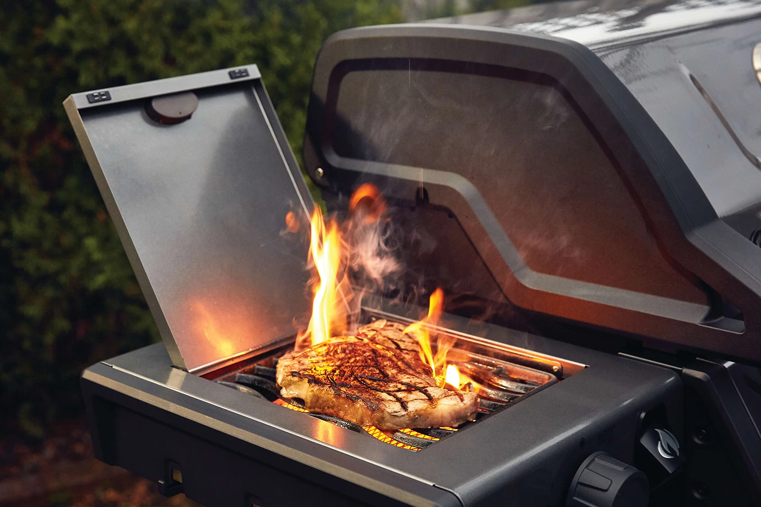 Napoleon Freestyle 365 Gasgrill, Graphit - Mit Sizzle Zone - Modell 2023 - X-DEAL Inkl. Drehspiess 11 Napoleon Freestyle 365 Gasgrill, Graphit - Mit Sizzle Zone - Modell 2023 - X-DEAL Inkl. Drehspiess – Bild 9