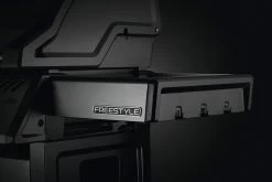 Napoleon Freestyle 365 Gasgrill, Graphit - Modell 2023 - X-DEAL Inkl. Drehspiess -Günstiges Grill Geschäft Napoleon Freestyle Seitenablage Besteckhaken 9