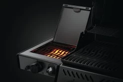 Napoleon Freestyle 365 Gasgrill, Graphit - Mit Sizzle Zone - Modell 2023 - X-DEAL Inkl. Abdeckhaube Und Gussplatte -Günstiges Grill Geschäft Napoleon Freestyle Sizzle Zone Infrarotbrenner Seitenablage 2