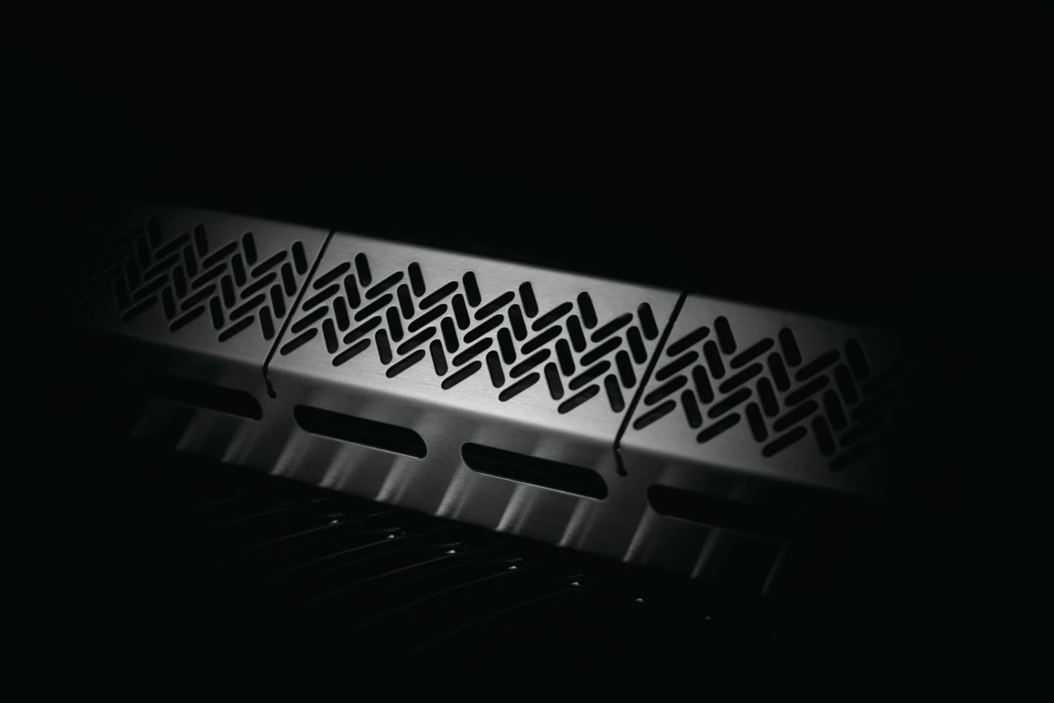 Napoleon Rogue 425 Gasgrill - All Black - Mit Seitenbrenner - Hero Modell 2023 Mit Heckbrenner Inkl. Drehspieß Und Abdeckhaube 6 Napoleon Rogue 425 Gasgrill - All Black - Mit Seitenbrenner - Hero Modell 2023 Mit Heckbrenner Inkl. Drehspieß Und Abdeckhaube – Bild 4