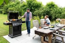 Napoleon Rogue 425 Gasgrill - All Black - Mit Seitenbrenner - Hero Modell 2023 Mit Heckbrenner Inkl. Drehspieß Und Abdeckhaube 37 Napoleon Rogue 425 Gasgrill - All Black - Mit Seitenbrenner - Hero Modell 2023 Mit Heckbrenner Inkl. Drehspieß Und Abdeckhaube -Günstiges Grill Geschäft Napoleon Gasgrill Rogue 425 Hero Lifestyle 01