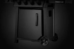 Napoleon Phantom Freestyle 425 Gasgrill, Mattschwarz - Mit Sizzle Zone Und Tür - Modell 2023 -Günstiges Grill Geschäft Napoleon Phantom Freestyle F425DSIBPK PHM Detail Compartment