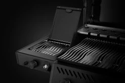 Napoleon Phantom Freestyle 425 Gasgrill, Mattschwarz - Mit Sizzle Zone Und Tür - Modell 2023 -Günstiges Grill Geschäft Napoleon Phantom Freestyle F425DSIBPK PHM Detail Side Burner