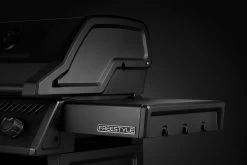 Napoleon Phantom Freestyle 425 Gasgrill, Mattschwarz - Mit Sizzle Zone Und Tür - Modell 2023 -Günstiges Grill Geschäft Napoleon Phantom Freestyle F425DSIBPK PHM Detail Side Shelves