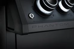 Napoleon Phantom Rogue SE 425 Gasgrill, Mattschwarz Mit Sizzle Zone Und Heckbrenner - Modell 2023 29 Napoleon Phantom Rogue SE 425 Gasgrill, Mattschwarz Mit Sizzle Zone Und Heckbrenner - Modell 2023 -Günstiges Grill Geschäft Napoleon Phantom Rogue RSE425SIBK 1PHM Detail Badge