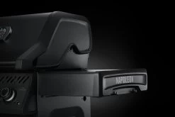 Napoleon Phantom Rogue SE 425 Gasgrill, Mattschwarz Mit Sizzle Zone Und Heckbrenner - Modell 2023 25 Napoleon Phantom Rogue SE 425 Gasgrill, Mattschwarz Mit Sizzle Zone Und Heckbrenner - Modell 2023 -Günstiges Grill Geschäft Napoleon Phantom Rogue RSE425SIBK 1PHM Detail Side Shelf
