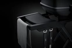 Napoleon Phantom TravelQ PRO285X Kompakt Gasgrill, Mattschwarz - Mit Klappbarem Wagen Inkl. Warmhalterost - Modell 2023 -Günstiges Grill Geschäft Napoleon Phantom TravelQ PRO285X Seitenablagen