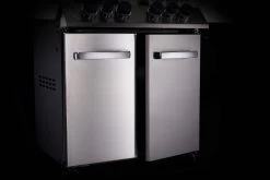 Napoleon Prestige 500 Gasgrill, Charcoal Grau - Mit Safety Glow - X-DEAL Inkl. Grillthermometer, Schneidebrett Und Windschild Für SIZZLE ZONE -Günstiges Grill Geschäft Napoleon Prestige 500 grau Unterschrank Tueren 1