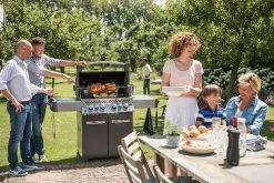 Napoleon Prestige 500 Gasgrill, Charcoal Grau - Mit Safety Glow - X-DEAL Inkl. Grillthermometer, Schneidebrett Und Windschild Für SIZZLE ZONE -Günstiges Grill Geschäft Napoleon Prestige 500 grau p500grey lifestyle 1 1