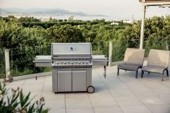 Napoleon Prestige Pro 665-3 Edelstahl Gasgrill Inkl. Drehspieß - X-DEAL Inkl. Napoleon TravelQ PRO285 Kompakt Gasgrill -Günstiges Grill Geschäft Napoleon Prestige Pro 665 Edelstahl Gasgrill Lifestyle 1