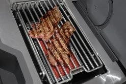Napoleon Prestige Pro 665-3 Edelstahl Gasgrill Inkl. Drehspieß - Modell 2023 - SMART Deal Inkl. Grillfürst Grill Control Mit Companion Device Und Einstichthermometer -Günstiges Grill Geschäft Napoleon Prestige Pro Sizzle Zone Steaks 8