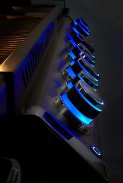 Napoleon Prestige Pro 825-3 Edelstahl Gasgrill Inkl. Drehspieß Und Bodenbeleuchtung + Gratis Napoleon TravelQ PRO285 Kompakt Gasgrill -Günstiges Grill Geschäft Napoleon Prestige Pro beleuchtere Drehregler blau