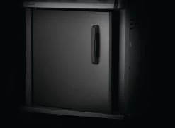 Napoleon Rogue SE 425 Gasgrill, Schwarz Mit Gussrosten - Hero Modell 2023 Inkl. Drehspieß - SMART Deal Inkl. Grillfürst Grill Control -Günstiges Grill Geschäft Napoleon Rogue SE 425 Unterschrank Tueren schwarz