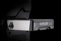 Napoleon Rogue SE 425 Edelstahl Gasgrill Mit Sizzle Zone Und Heckbrenner - Modell 2023 23 Napoleon Rogue SE 425 Edelstahl Gasgrill Mit Sizzle Zone Und Heckbrenner - Modell 2023 -Günstiges Grill Geschäft Napoleon Rogue SE Seitenablage mit Logo 5