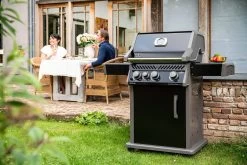 Napoleon Rogue XT 425 Gasgrill - All Black - Mit Sizzle Zone - Modell 2023 -Günstiges Grill Geschäft Napoleon Rogue XT 425 Gasgrill mit Sizzle Zone Lifestyle