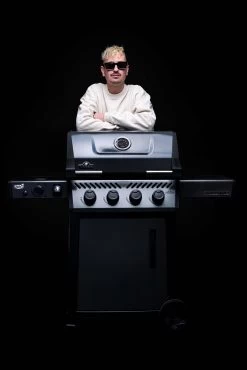 Napoleon Freestyle 425 Gasgrill - Mit Sizzle Zone - Limited Robin Schulz Barbecue Edition - Inkl. Mega Zubehörpaket -Günstiges Grill Geschäft Napoleon und DJ Robin Schulz Freesystel Sonderedition