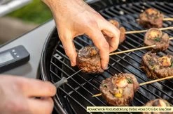 Outdoorchef Gas Kugelgrill Arosa 570 G Evo Black Style - Inkl. Blazing-/Cooking Zone Kit Plus Und Plancha -Günstiges Grill Geschäft Outdoorchef Arosa 570 G Evo emaillierter Grillrost 2