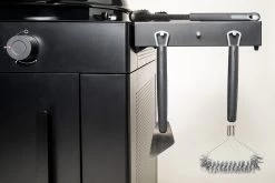 Outdoorchef Gas Kugelgrill Arosa 570 G Evo Black Style - Inkl. Blazing-/Cooking Zone Kit Plus -Günstiges Grill Geschäft Outdoorchef Arosa Gas Kugelgrill 570G EVO Black Style Seitenablage