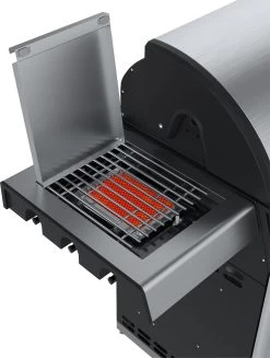 Outdoorchef Dualchef 325 G Gasgrill Mit Seitenkocher + BLAZING ZONE Infrarotbrenner + DGS Gusseisen Grillrost 2 Stk. + DGS Gemüse Grillrost 2 Stk. -Günstiges Grill Geschäft Outdoorchef Blazing Zone Dualchef 18 212 80 eingeschaltet 2