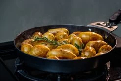 Outdoorchef Carbonstahl Pfanne Ø 24 Cm -Günstiges Grill Geschäft Outdoorchef Carbonstahl Pfanne 24cm Anwendung