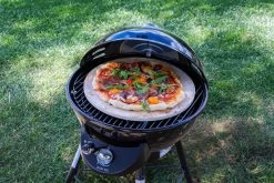Outdoorchef Gas Kugelgrill Chelsea 420 G Pizzaofen - Pizza Chef Inkl. Grillfürst Pizzastein, Pizzaheber Und Pizzaschneider -Günstiges Grill Geschäft Outdoorchef Chelsea 420 G Gas Kugelgrill Pizzaofen 1