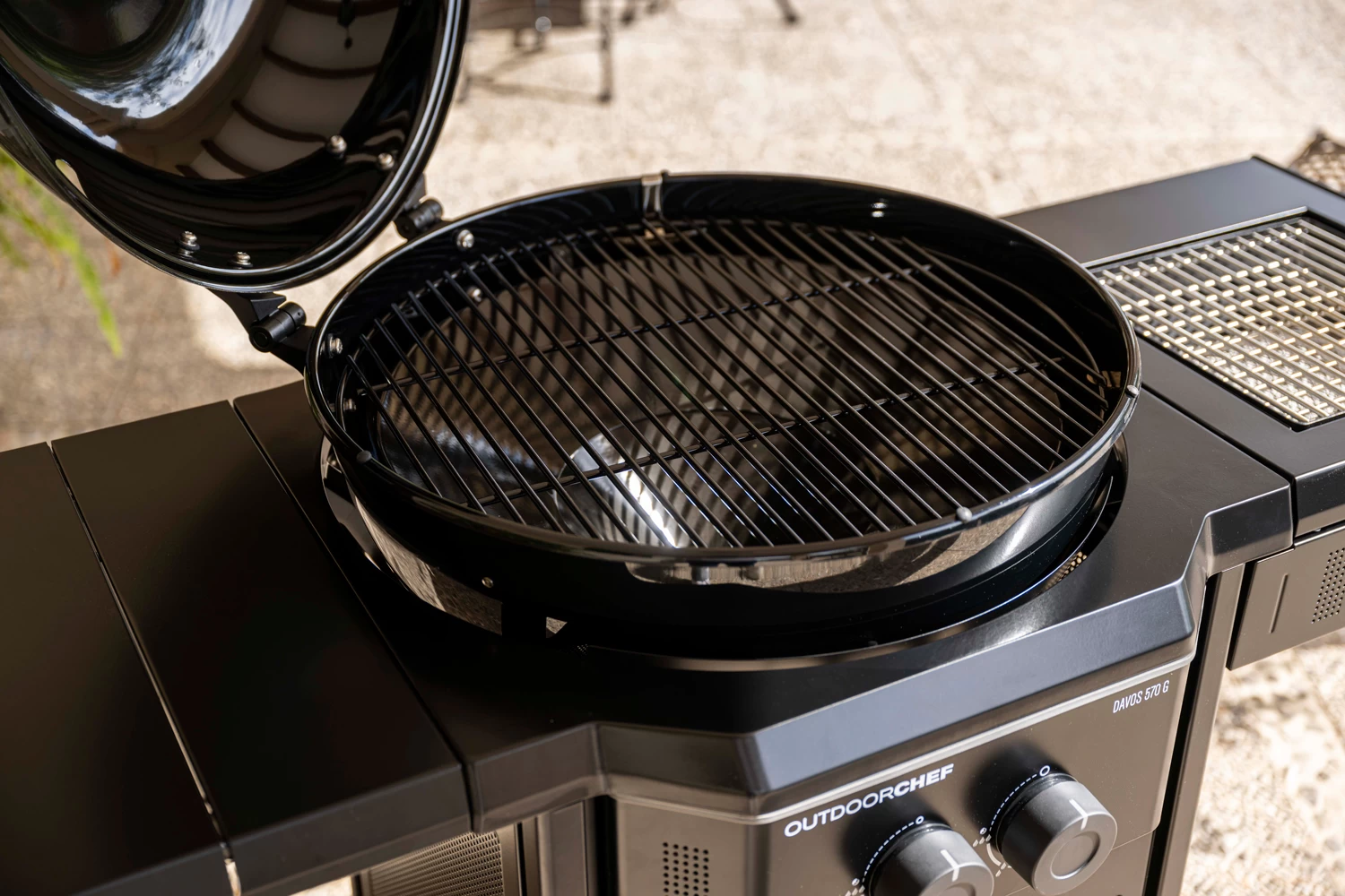 Outdoorchef Gas Kugelgrill Davos 570G Pro Mit Blazing Zone (Infrarotbrenner) & Abdeckhaube 11 Outdoorchef Gas Kugelgrill Davos 570G Pro Mit Blazing Zone (Infrarotbrenner) & Abdeckhaube – Bild 9