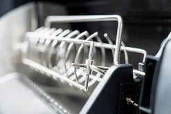 Outdoorchef Dualchef 425 G BZ Gasgrill Mit Blazing Zone Infrarotbrenner + DGS Gusseisen Grillrost 2 Stk.+ DGS Gemüse Grillrost 2 Stk. -Günstiges Grill Geschäft Outdoorchef Dualchef 425G BZ Detail Heat Diffuser