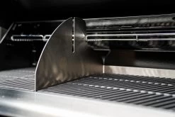 Outdoorchef Dualchef 425 G BZ Gasgrill Mit Blazing Zone Infrarotbrenner + DGS Gusseisen Grillrost 2 Stk.+ DGS Gemüse Grillrost 2 Stk. -Günstiges Grill Geschäft Outdoorchef Dualchef 425G BZ Detail Zone Divider