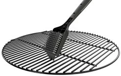 Outdoorchef Grillbürste Mit Nylonborsten Groß, 44,5 Cm -Günstiges Grill Geschäft Outdoorchef Grillbuerste Nylonborsten gross Anwendung02