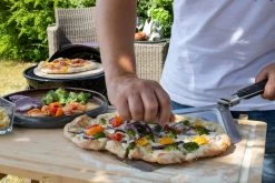 Outdoorchef Gas Kugelgrill Chelsea 420 G Pizzaofen - Pizza Chef Inkl. Grillfürst Pizzastein, Pizzaheber Und Pizzaschneider -Günstiges Grill Geschäft Outdoorchef Pizzaofen Set Chelsea Grillfuerst Pizzaschneider
