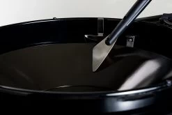 Outdoorchef Trichter-Schaber Für EASY FLIP Trichter -Günstiges Grill Geschäft Outdoorchef Trichter Schaber Anwendung01