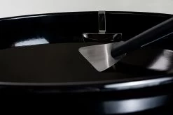 Outdoorchef Trichter-Schaber Für EASY FLIP Trichter -Günstiges Grill Geschäft Outdoorchef Trichter Schaber Anwendung02