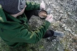 Petromax Emaille Stieltopf / 500 Ml / Schwarz -Günstiges Grill Geschäft Petromax Emaille Stieltopf 500ml schwarz Lifestyle02