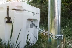 Petromax Schlosshalterung / Diebstahlsicherung Mit Flaschenöffner Für Kühlbox -Günstiges Grill Geschäft Petromax kx lockb Schlossklammer fuer Kuehlbox angekettet Baum 2 1624970658