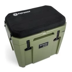 Petromax Kühlbox 25 Liter Oliv - Inkl. Sitzkissen, Haft-Unterlage Und Einsatzkorb -Günstiges Grill Geschäft Petromax kx25 seat b Sitzkissen fuer Kuehlbox oliv Seat