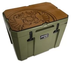 Petromax Haft-Auflage Für Kühlbox Kx50 Braun Mit Drachenemblem -Günstiges Grill Geschäft Petromax kx50 padw d Haft Auflage Kuehlbox kx50 oliv braun Drachen 2 1625147103