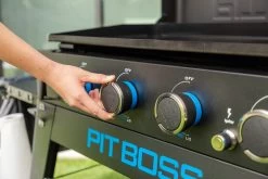 Pit Boss Plancha Grill Ultimate Plancha 4-Brenner - Mit Untergestell 39 Pit Boss Plancha Grill Ultimate Plancha 4-Brenner - Mit Untergestell -Günstiges Grill Geschäft Pit Boss Planchagrill Ultimate 4 Brenner Drehregler 1